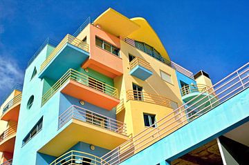 Kleurrijke architectuur in de jachthaven van Albufeira van insideportugal