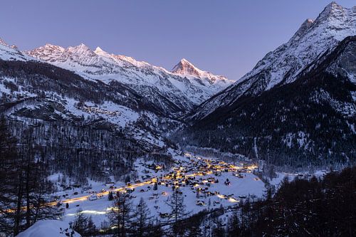 Winterliches Evolene und Dent Blanche in der Dämmerung
