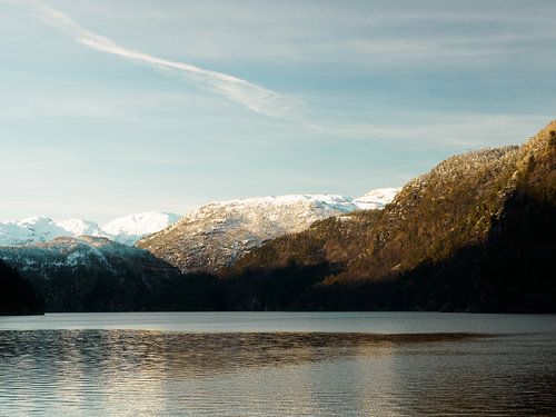 Besneeuwde bergtoppen in Noorwegen