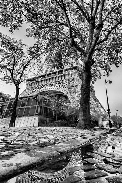 Straßenszene Eiffelturm Frankreich von Rob van der Teen