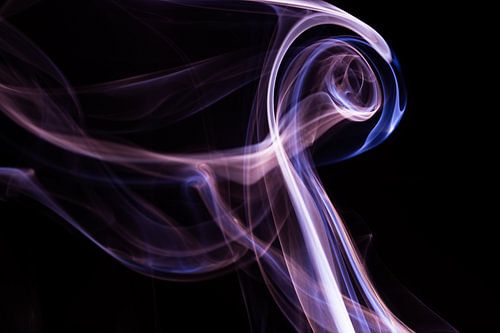 Paars en blauwe wierook tegen een zwarte achtergrond
