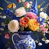 Boeket bloemen in delftsblauwe vaas van Diana Mets