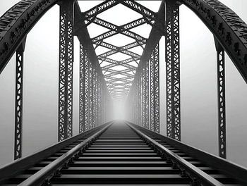 Neblige Passage | Brücke in Schwarz und Weiß