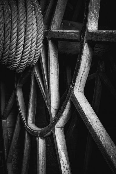 Holzrad in monochromer Textur Handwerk im Detail von Femke Ketelaar