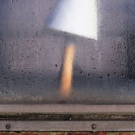 Urbex foto lampje achter raam vervallen trein van Ans Houben