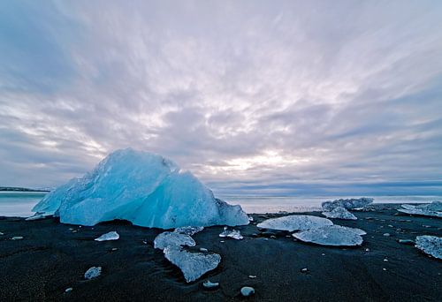 IJs op een zwarte strand van Jökulsárlón IJsland