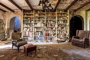 Vergessene Bibliothek in einer verlassenen Villa in Italien