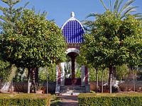 Koepel met blauw dak in de botanische tuin van Albarda in Pedreguer