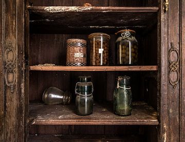 Glazen potten in de voorraadkast van Inge van den Brande