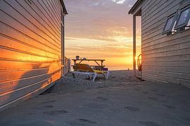 Strand en zon aan de kust van Katwijk aan Zee van Dirk van Egmond