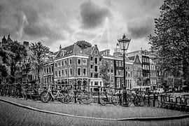 AMSTERDAM sous l'orage et la pluie sur Melanie Viola