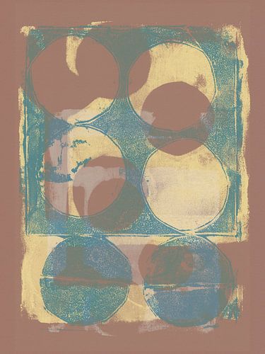 Abstracte vormen in bruin, blauw en wit.