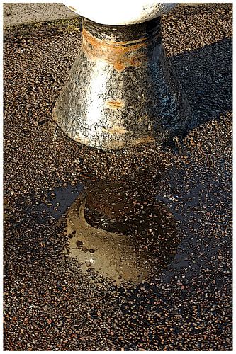 Weerspiegeling van bolder op haven