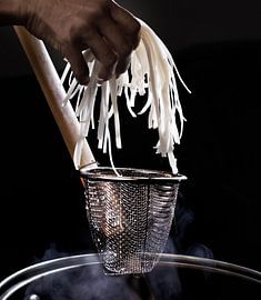 noedels koken van Alex Neumayer