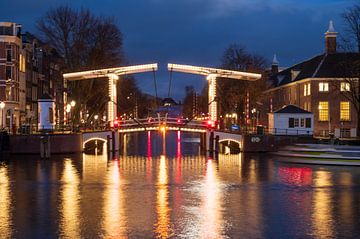 Amsterdam beleuchtete Brücken an der Amstel im Winter