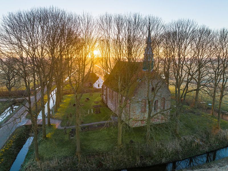 Kerk van Leegkerk bij Zonsopkomst van Droninger