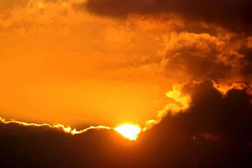 Achter de wolken schijnt de zon