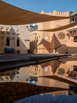 Arabische binnenplaats Waterreflectie van Jane-Beverly Dughera