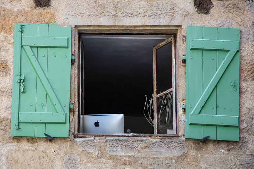 Apple iMac hinter einem Fenster mit grünen Fensterläden von Wil Wijnen