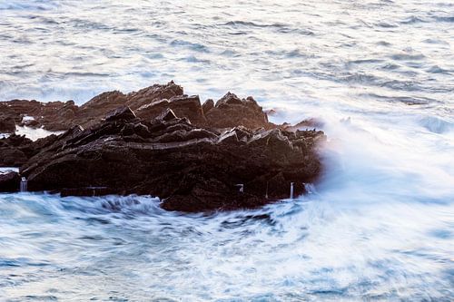 Rots met Stromende Zee Waterval van Golven