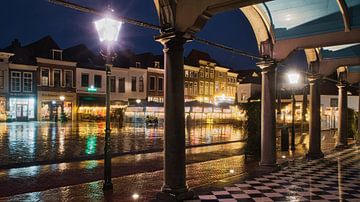 Avond in regenachtig Zierikzee, gezien vanuit de open galerij van de Gasthuiskerk. van Gert van Santen
