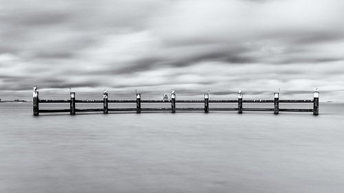 Fence at Yerseke with long shutter speed