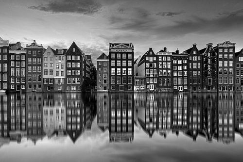Damrak Amsterdam in zwart wit
