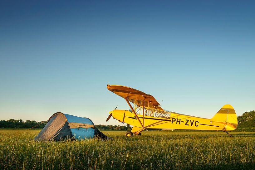 Piper Super Cub vliegtuig met tent in weiland van Planeblogger