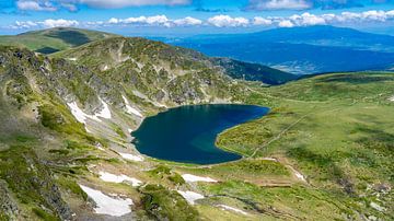 Kidney Lake van bovenaf (Rila 7 Lakes in Bulgarije) van Jessica Lokker