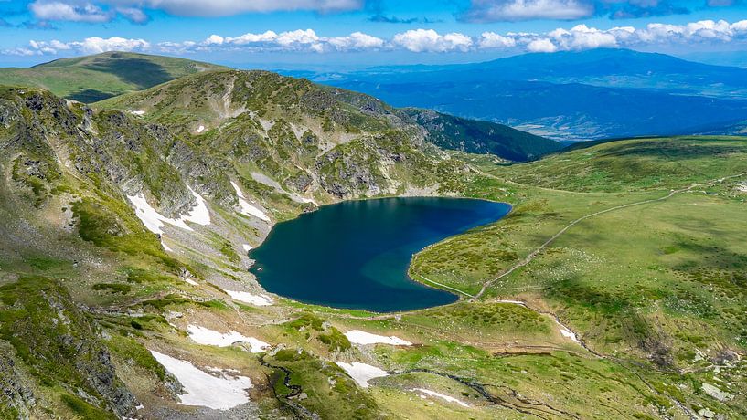 Kidney Lake van bovenaf (Rila 7 Lakes in Bulgarije) van Jessica Lokker
