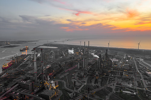 Staalfabriek IJmuiden onder een avondrode hemel
