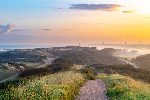 Domburg in de verte op een mistige ochtend