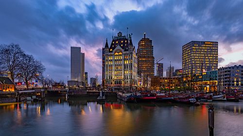 Avond in Rotterdam by Peet de Rouw