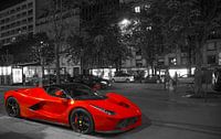 Rode Ferrari op zwart-witte achtergrond