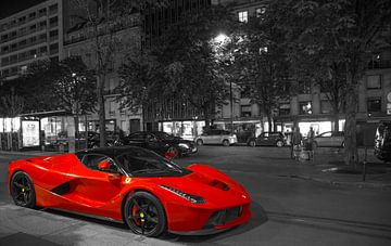 Rode Ferrari op zwart-witte achtergrond van Ronald George