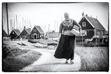 Een vissersvrouw op weg naar haar dagelijkse werkt. van Peter de Jong