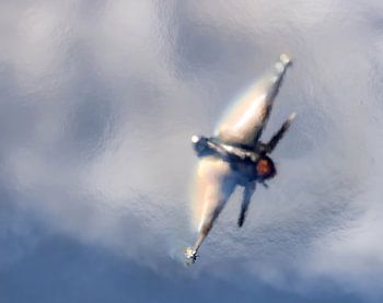 Le F16 grec fait des nuages et des arcs-en-ciel sur ses ailes