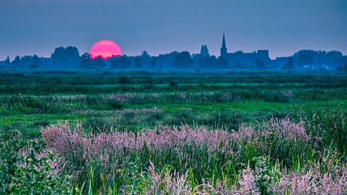 Zonsondergang bij Nieuwkoop, Zuid-Holland, Nederland.