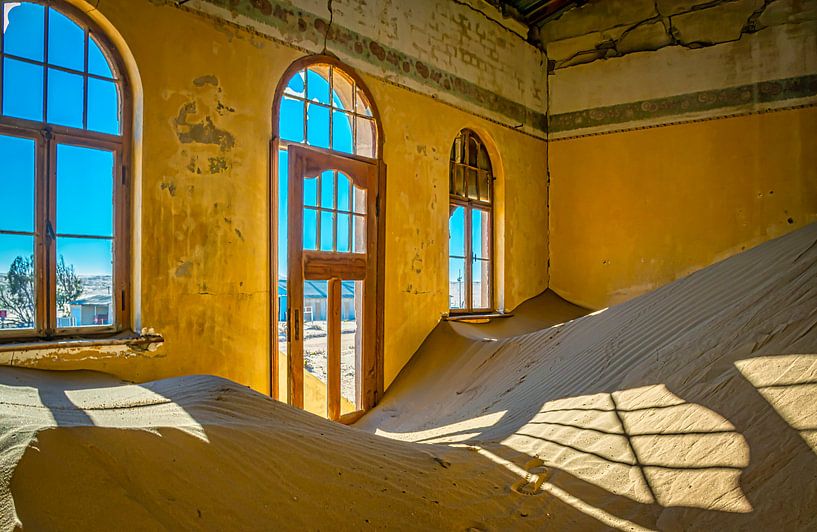 Spookstad Kolmanskop, Namibië van Rietje Bulthuis