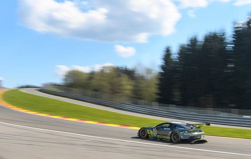 Aston Martin Racing Aston Martin Vantage V8 rijdt door Eau Rouge