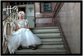 Lady on Stairs van Paul Schrandt