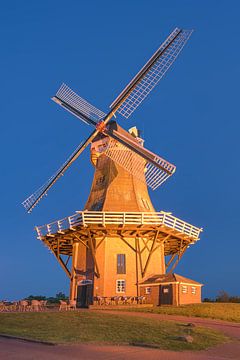 Windmolen in Greetsiel in Oost-Friesland van Michael Valjak