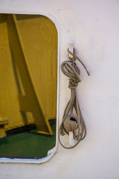 A throwing line on the hooks by scheepskijkerhavenfotografie