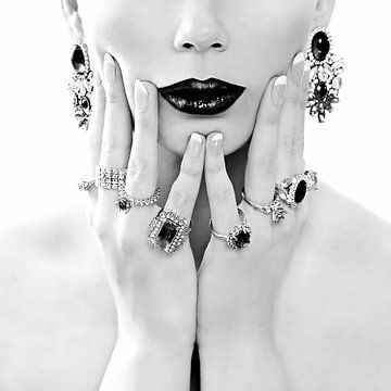 Frau mit Ringen - "Diamanten sind der beste Freund eines Mädchens". von StyleStudio M21