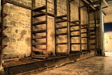 Stellingen in verlaten fabriek von David Klumperman