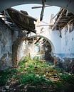 Église abandonnée en décrépitude. par Roman Robroek - Photos de bâtiments abandonnés Aperçu