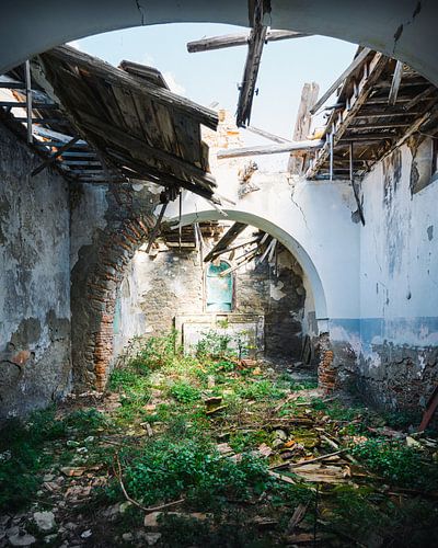 Église abandonnée en décrépitude.