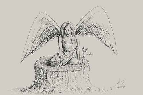Engel op een boomstronk