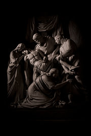 Christus in Trauer – Klassische religiöse Skulptur von Femke Ketelaar