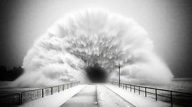 Enorme golf overspoelt pier tijdens winterstorm